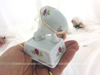 Voici un duo de miniatures d'une bottine et d'un gramophone en porcelaine blanche décorées de fleurs roses pour une tendance shabby.