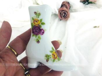 Voici un duo de miniatures d'une bottine et d'un gramophone en porcelaine blanche décorées de fleurs roses pour une tendance shabby.