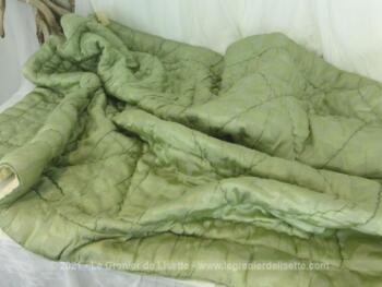 Ancien édredon en Isovinyl de la marque Rhovyl S.A. des années 60, bien chaud de 145 x 155 cm en tissus satiné et moiré vert d'eau.