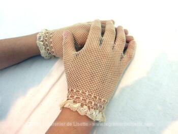 Ancienne paire de gants en résille très fine de couleur écrue noire datant des années 60/70, taille 6 1/2 avec décoration au poignet.