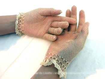 Ancienne paire de gants en résille très fine de couleur écrue noire datant des années 60/70, taille 6 1/2 avec décoration au poignet.