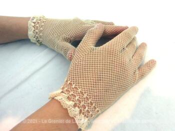 Ancienne paire de gants en résille très fine de couleur écrue noire datant des années 60/70, taille 6 1/2 avec décoration au poignet.