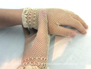 VENDU - Ancienne paire de gants résille fine écrue – Image 4