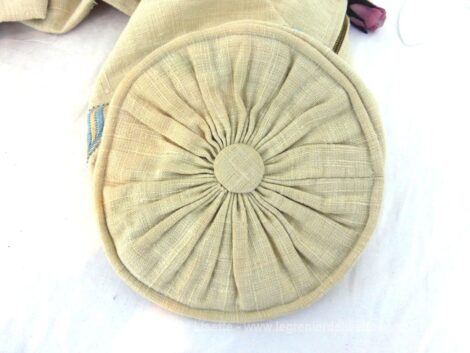 Sur 140 x 20 cm de diamètre, voici un ancien habillage de traversin avec ses extrémités rondes avec passepoil, bouton en tissus, galon et fermeture éclair. Vintage et shabby à la fois.