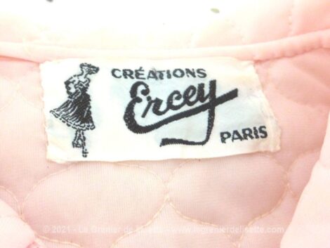 Voici une ancienne liseuse de couleur rose en nylon avec manches larges et rubans pour fermer de la marque Créations Ercey Paris.