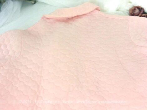 Voici une ancienne liseuse de couleur rose en nylon avec manches larges et rubans pour fermer de la marque Créations Ercey Paris.