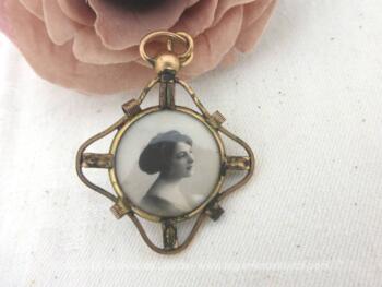 Voici un ancien médaillon plaqué or vraiment très élégant, avec ses deux photos, recto/verso placées sous vitre. Vraiment vintage et décoratif.