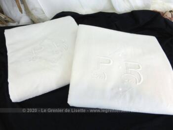 Sur 225 x 320 et 220 x 310, voici un duo d'anciens grands draps en beau coton épais brodés des beaux monogrammes P et B.