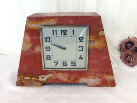Voici une superbe pendule en marbre rose avec son réveil carré .Modèle très tendance des années 40/50.