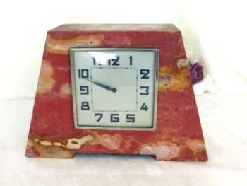 Voici une superbe pendule en marbre rose avec son réveil carré .Modèle très tendance des années 40/50.