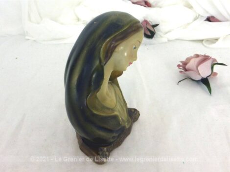 Sur 15 x 10 x 8 cm, voici une adorable statuette vintage en plâtre d'une belle Madone à la tête penchée.