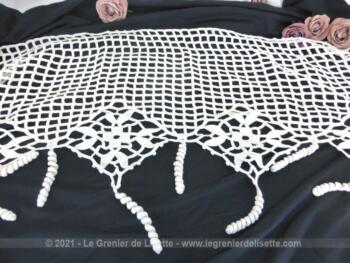 Ancien long tour de cheminée au crochet, entièrement fait à la main, dans un beau fil de coton blanc épais. De forme rectangulaire, il mesure 145 x 40 cm, plus 12 cm de spirales.