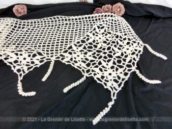 Ancien long tour de cheminée au crochet, entièrement fait à la main, dans un beau fil de coton blanc épais. De forme rectangulaire, il mesure 145 x 40 cm, plus 12 cm de spirales.