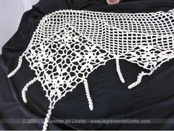 Ancien long tour de cheminée au crochet, entièrement fait à la main, dans un beau fil de coton blanc épais. De forme rectangulaire, il mesure 145 x 40 cm, plus 12 cm de spirales.