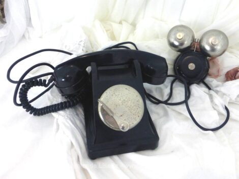 Voici un ancien téléphone en bakélite avec cadran à clapet et sa sonnette daté de 1958. Du pur vintage !
