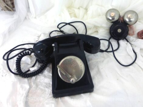Voici un ancien téléphone en bakélite avec cadran à clapet et sa sonnette daté de 1958. Du pur vintage !