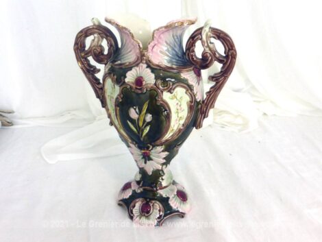 Façon barbotine, voici un vase avec anses tout en porcelaine émaillée et numérotée sur fond vert empire et blanc irisé, et décorée d'écussons grenat et fleurs roses.