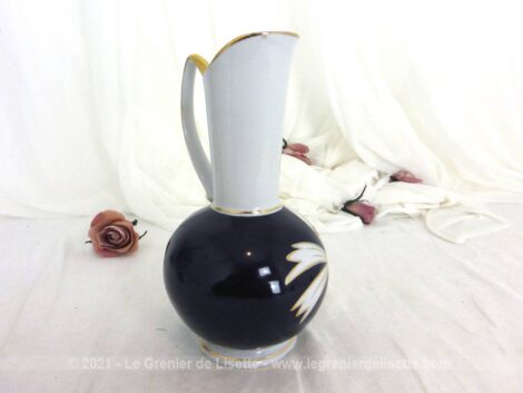 Avec toute l'élégance du noir et blanc, voici un vase en porcelaine allemande RDA issu des faienceries Spechtsbrunn Handgemalt, datant des années 60.