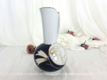 Avec toute l'élégance du noir et blanc, voici un vase en porcelaine allemande RDA issu des faienceries Spechtsbrunn Handgemalt, datant des années 60.