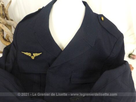 Voici une ancienne veste forme spencer d'uniforme d'apparat pour Mécanicien de Armée de l'Air, avec boutons et insigne.