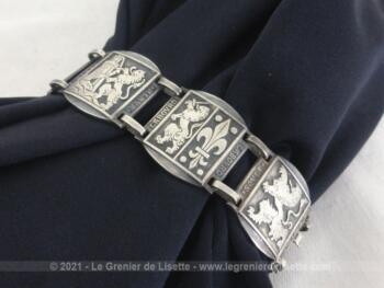 Voici un bracelet en métal argenté confectionné par des écussons représentant les Provinces Basques.
