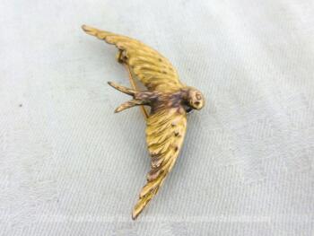 Voici une superbe et originale broche vintage en métal doré représentant une hirondelle en plein vol toutes ailes dehors.