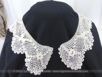 Voici un superbe et ancien col réalisé au crochet à dentelle en fil de coton blanc avec de petites fleurs en relief au centre de chaque motif.