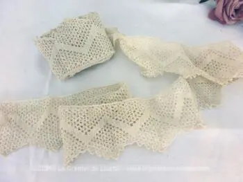 Sur 340 x 8 cm, voici un coupon de dentelle fait main en fils de couleur écru avec des dessins de zig-zag réalisé avec un très fin crochet. Superbe et unique.