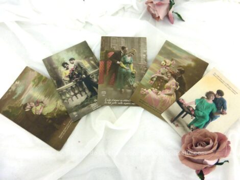 Voici un lot de 5 cartes postales anciennes, colorisées, avec maxime sous la photo représentant des scénettes d'amoureux et datant des années 20.