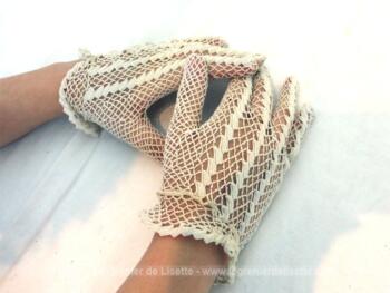 Superbes gants au crochet fait main dans un fil écru et habillés sur le dessus par des lignes de volutes en relief et poignet décoré. Taille 6.5, pour mains fines.