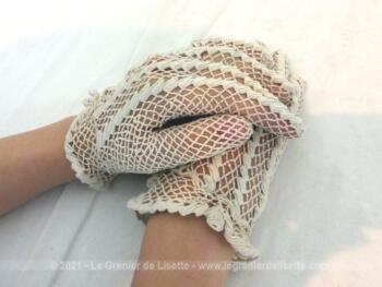 Superbes gants au crochet fait main dans un fil écru et habillés sur le dessus par des lignes de volutes en relief et poignet décoré. Taille 6.5, pour mains fines.