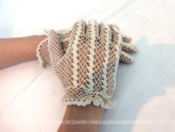 Superbes gants au crochet fait main dans un fil écru et habillés sur le dessus par des lignes de volutes en relief et poignet décoré. Taille 6.5, pour mains fines.