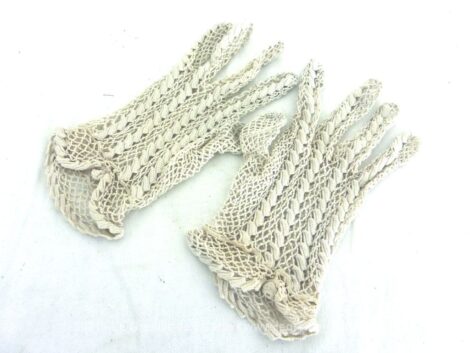 Superbes gants au crochet fait main dans un fil écru et habillés sur le dessus par des lignes de volutes en relief et poignet décoré. Taille 6.5, pour mains fines.
