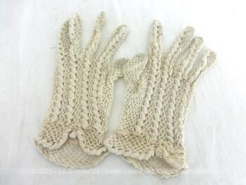 Superbes gants au crochet fait main dans un fil écru et habillés sur le dessus par des lignes de volutes en relief et poignet décoré. Taille 6.5, pour mains fines.