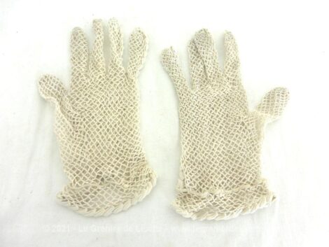 Superbes gants au crochet fait main dans un fil écru et habillés sur le dessus par des lignes de volutes en relief et poignet décoré. Taille 6.5, pour mains fines.