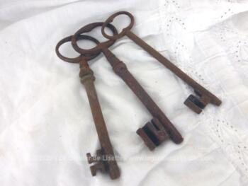 Avec une superbe patine d'origine remplie d'authenticité, voici un lot de 3 anciennes belles clés de manoir de 12 cm de long avec sur chacune un paneton très original.