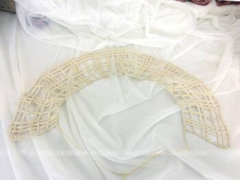 Voici un ancien col en dentelle au ruban couleur ivoire composé d'un simple et grand quadrillage en dentelle au ruban. Pièce unique.
