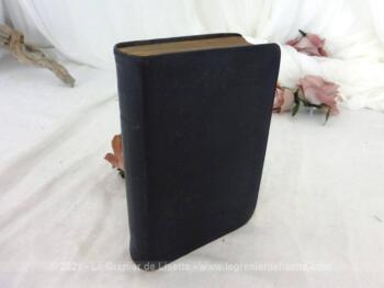 Datée de 1892, voici le livre "La Sainte Bible de l'Ancien Testament et le Nouveau Testament" avec reliure cuir sur 842 pages plus cartes géographiques.