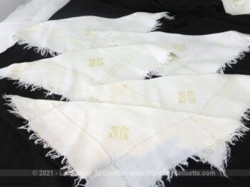 Voici un lot 5 petites serviettes à thé de 32 x 32 cm + franges, décorées de jours et brodées des monogrammes SG en jaune.