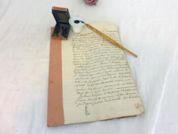 Voici un set d'écriture pour décoration dans un cabinet de curiosité, comprenant un testament de 1856, un porte plume, un encrier et une petite boite de plumes.