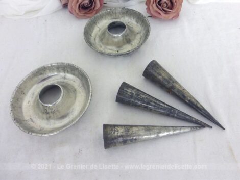 Voici un lot de 2 petits moules à savarin et 3 cones en métal pour décoration vintage .