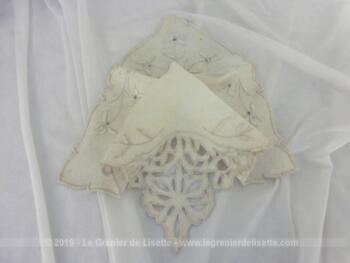 Mouchoir de mariée en lin couleur bistre et décoré de broderies tout autour avec un angle entièrement ajouré en dentelle Richelieu.