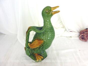 Must de la tendance vintage, voici un superbe pichet zoomorphe vert et jaune représentant un canard en belle barbotine "What's Vincent Cadeaux" !