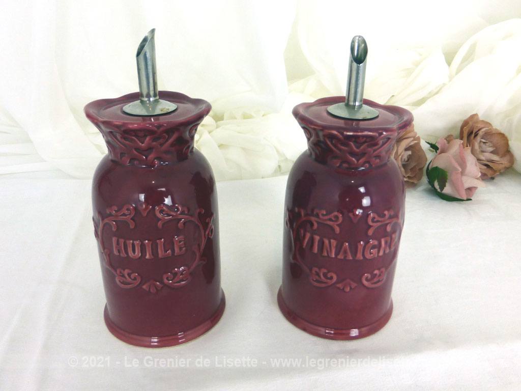 Voici un duo de flacon en céramique couleur parme, un pour huile et un pour le vinaigre avec dessin en relief aux motifs vintages.