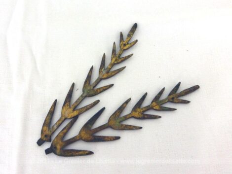 Voici une paire d'anciennes décorations de meubles ou de pendule en laiton en forme de branches de laurier avec feuilles.