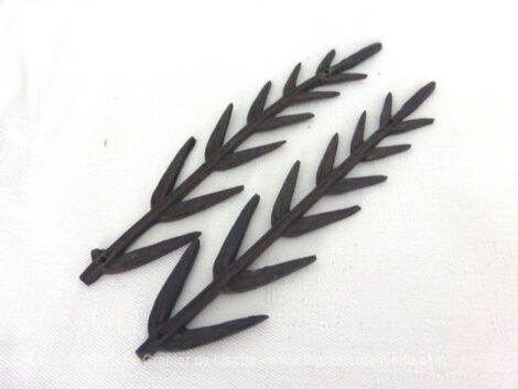 Voici une paire d'anciennes décorations de meubles ou de pendule en laiton en forme de branches de laurier avec feuilles.