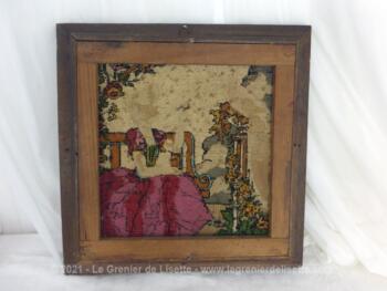 Voici un cadre en bois mettant un valeur un canevas d'une charmante jeune fille et un paon, mélangeant fils de coton et tissus pour un ensemble tendance shabby.