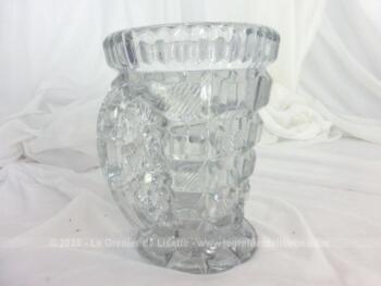 En verre moulé, voici un vase en verre lourd bien ouvragé avec des deux cotés des anses en forme d'ailes.