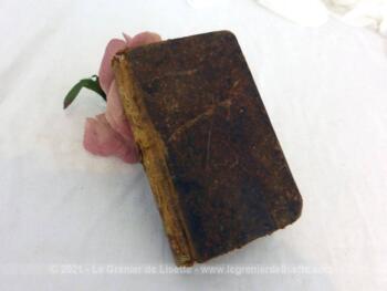 Ancien petit missel Semaine Sainte daté de 1845 à l'Usage du Diocèse de Tarbes dont presque toutes les pages sont en LATIN.... c'est normal quand on a 176 ans !!!!