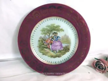 Superbe assiette décorative de 24 cm de diamètre en porcelaine de Limoges signée représentant un dessin signé Fragonard et rehaussé à la main.